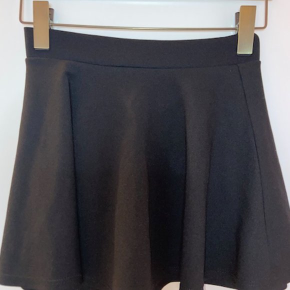 FashionNova - Skort || Mid Rise || Black - Picture 3 of 5